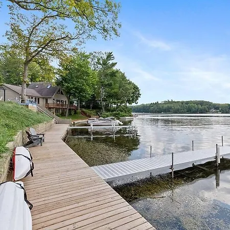 2 Lakefront Cottages With Docks, Bikes, Bbq